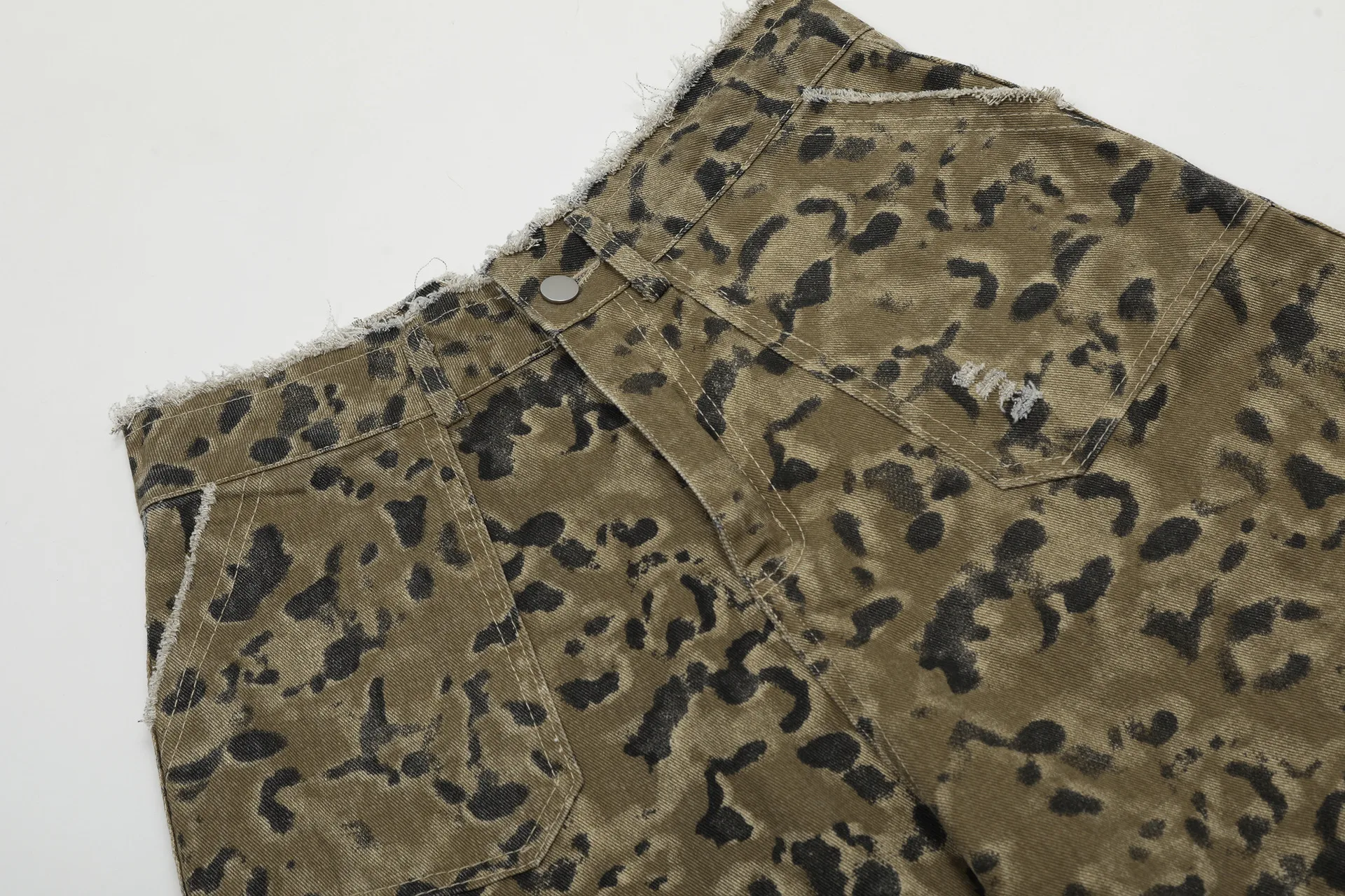 Jiayiku Men's Leopard Print Camouflage Capri Pants American Washed Rough Edge Jeans Men's And Women's Loose Straight Short Pants display picture 20