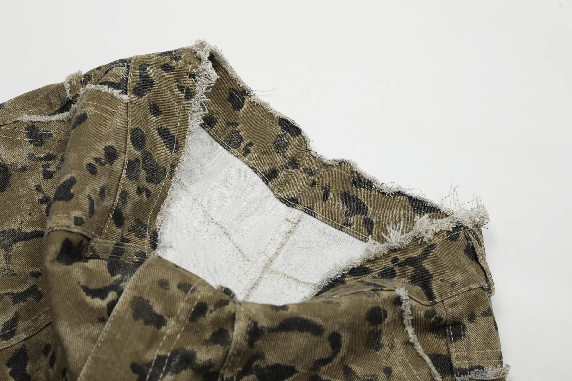 Jiayiku Men's Leopard Print Camouflage Capri Pants American Washed Rough Edge Jeans Men's And Women's Loose Straight Short Pants display picture 21