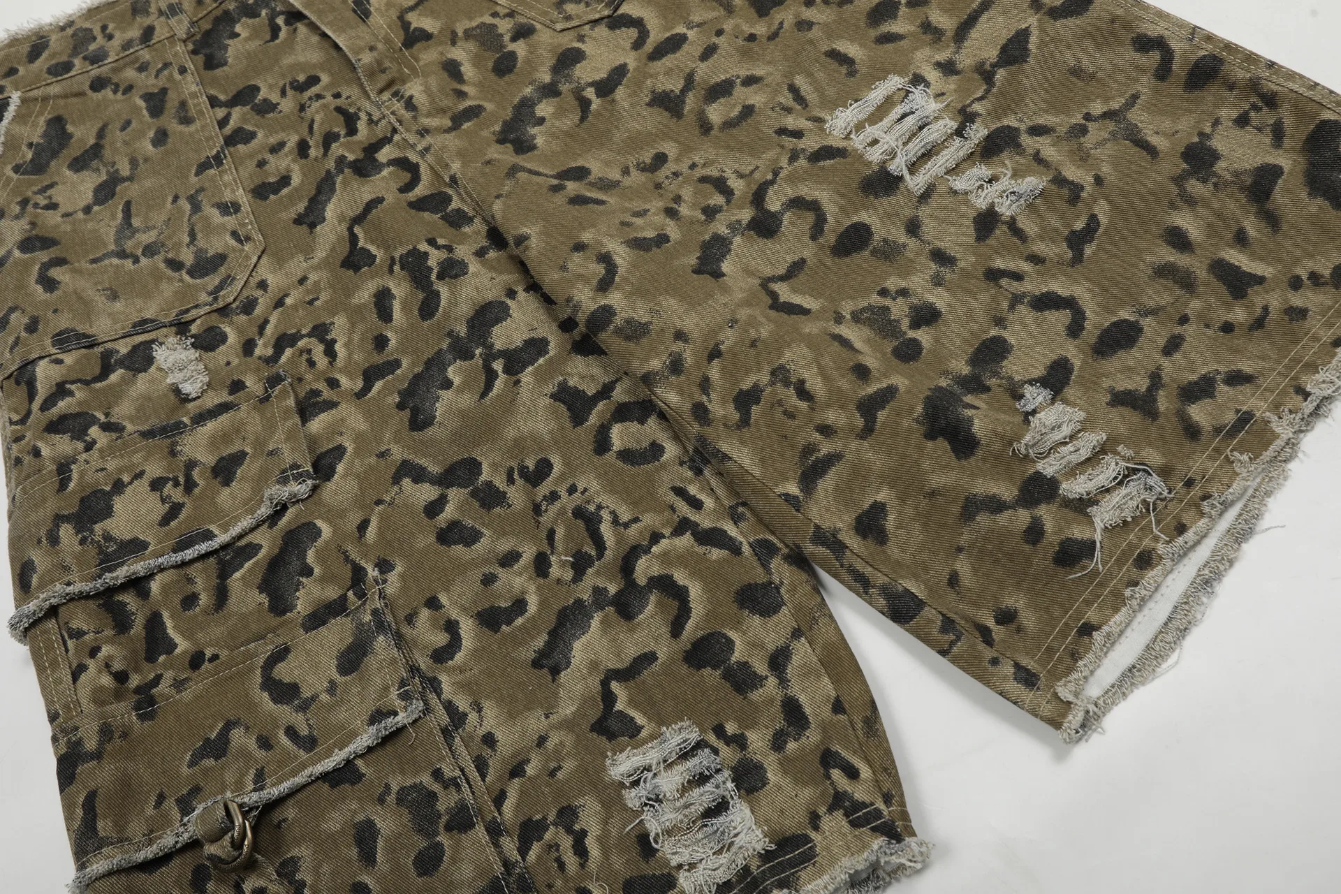 Jiayiku Men's Leopard Print Camouflage Capri Pants American Washed Rough Edge Jeans Men's And Women's Loose Straight Short Pants display picture 22