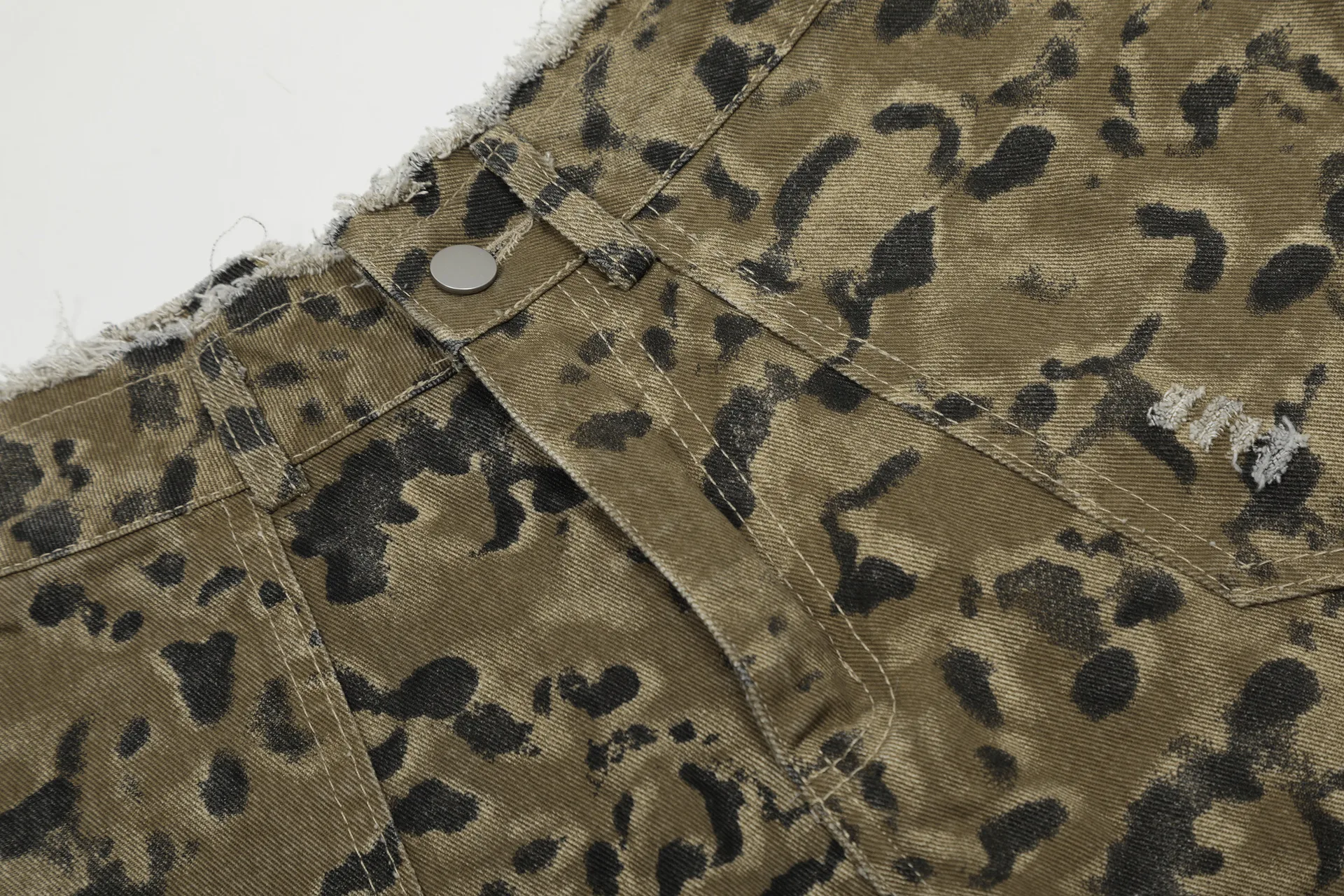 Jiayiku Men's Leopard Print Camouflage Capri Pants American Washed Rough Edge Jeans Men's And Women's Loose Straight Short Pants display picture 24