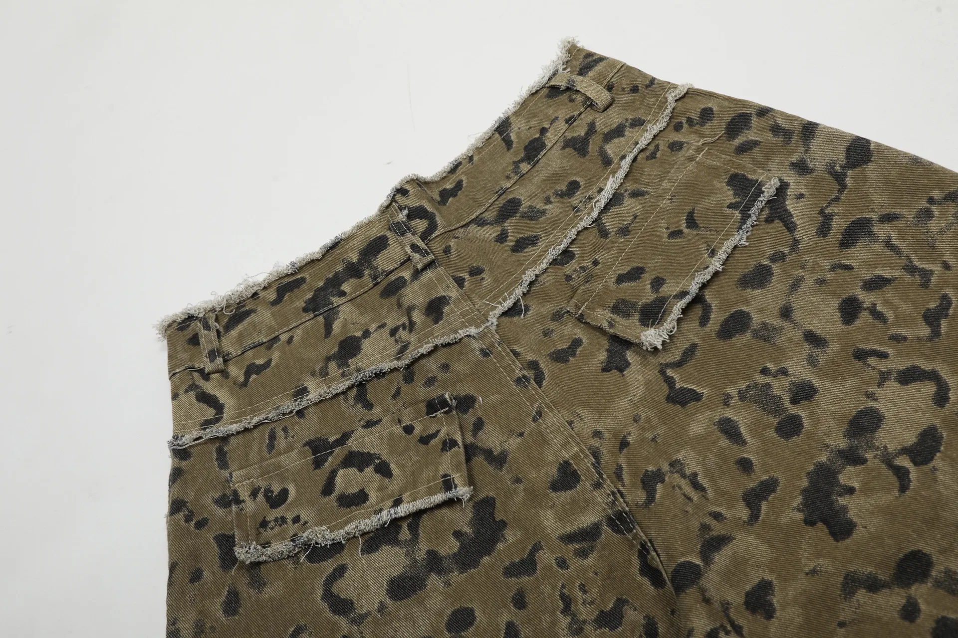 Jiayiku Men's Leopard Print Camouflage Capri Pants American Washed Rough Edge Jeans Men's And Women's Loose Straight Short Pants display picture 25