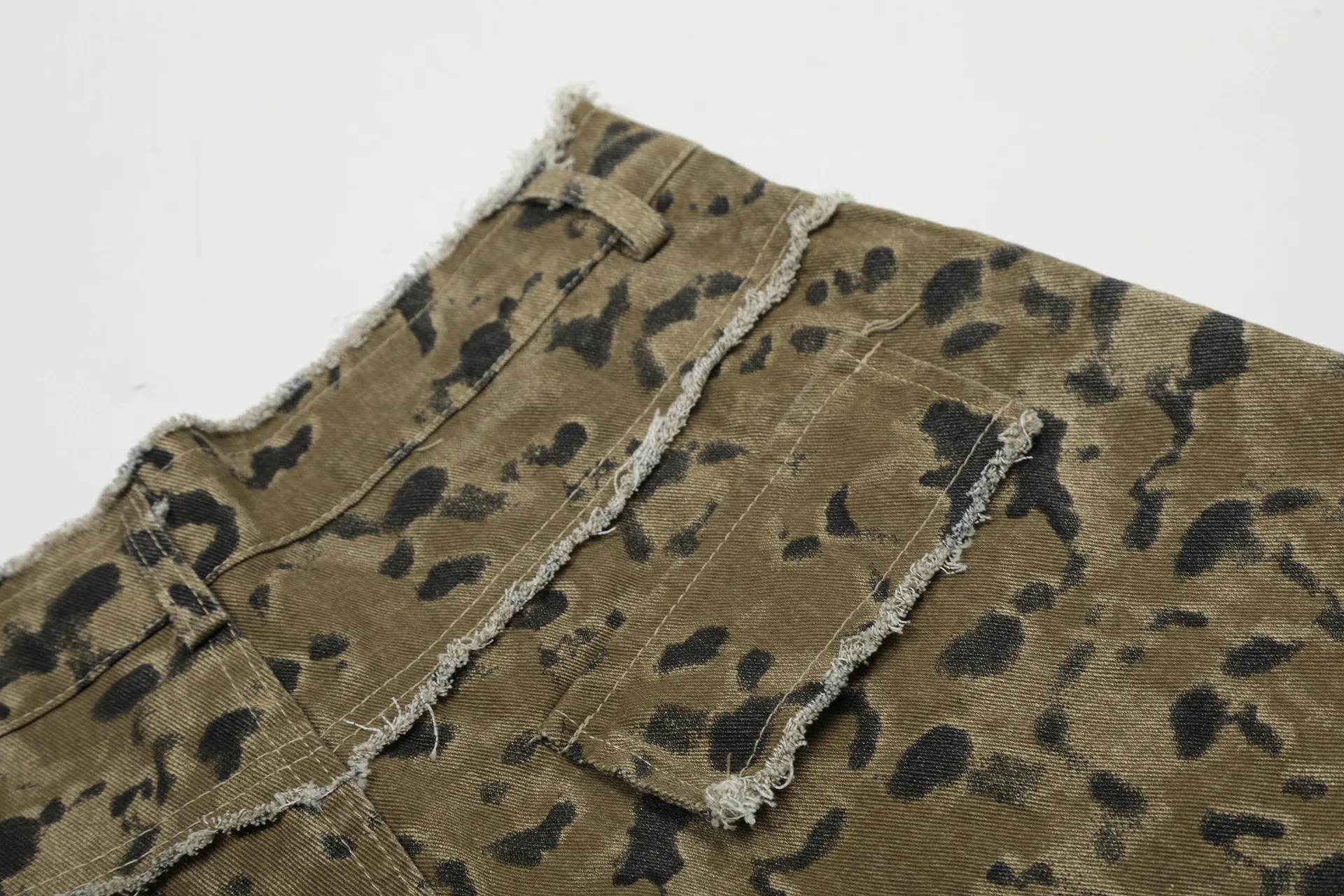 Jiayiku Men's Leopard Print Camouflage Capri Pants American Washed Rough Edge Jeans Men's And Women's Loose Straight Short Pants display picture 26