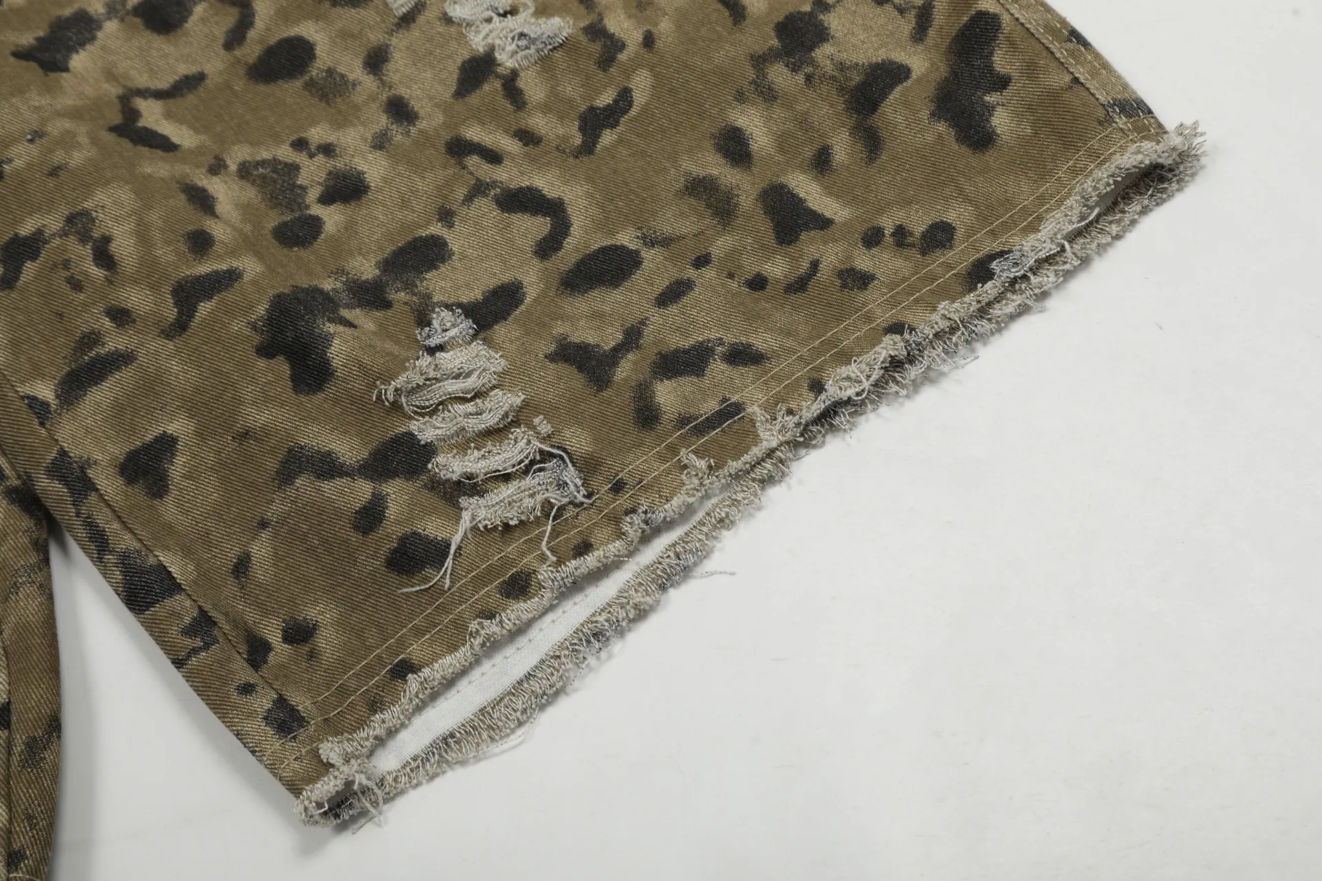 Jiayiku Men's Leopard Print Camouflage Capri Pants American Washed Rough Edge Jeans Men's And Women's Loose Straight Short Pants display picture 27