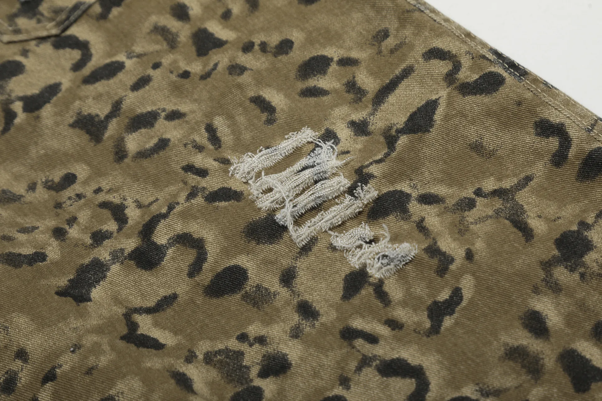 Jiayiku Men's Leopard Print Camouflage Capri Pants American Washed Rough Edge Jeans Men's And Women's Loose Straight Short Pants display picture 28