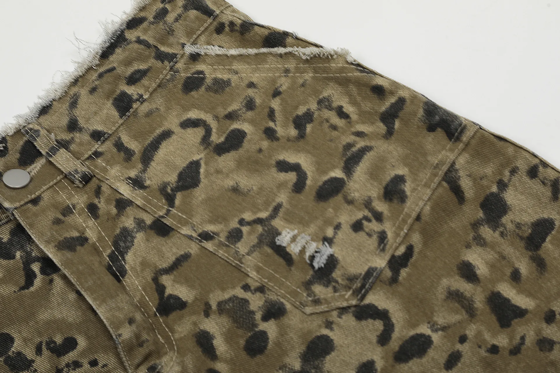Jiayiku Men's Leopard Print Camouflage Capri Pants American Washed Rough Edge Jeans Men's And Women's Loose Straight Short Pants display picture 29