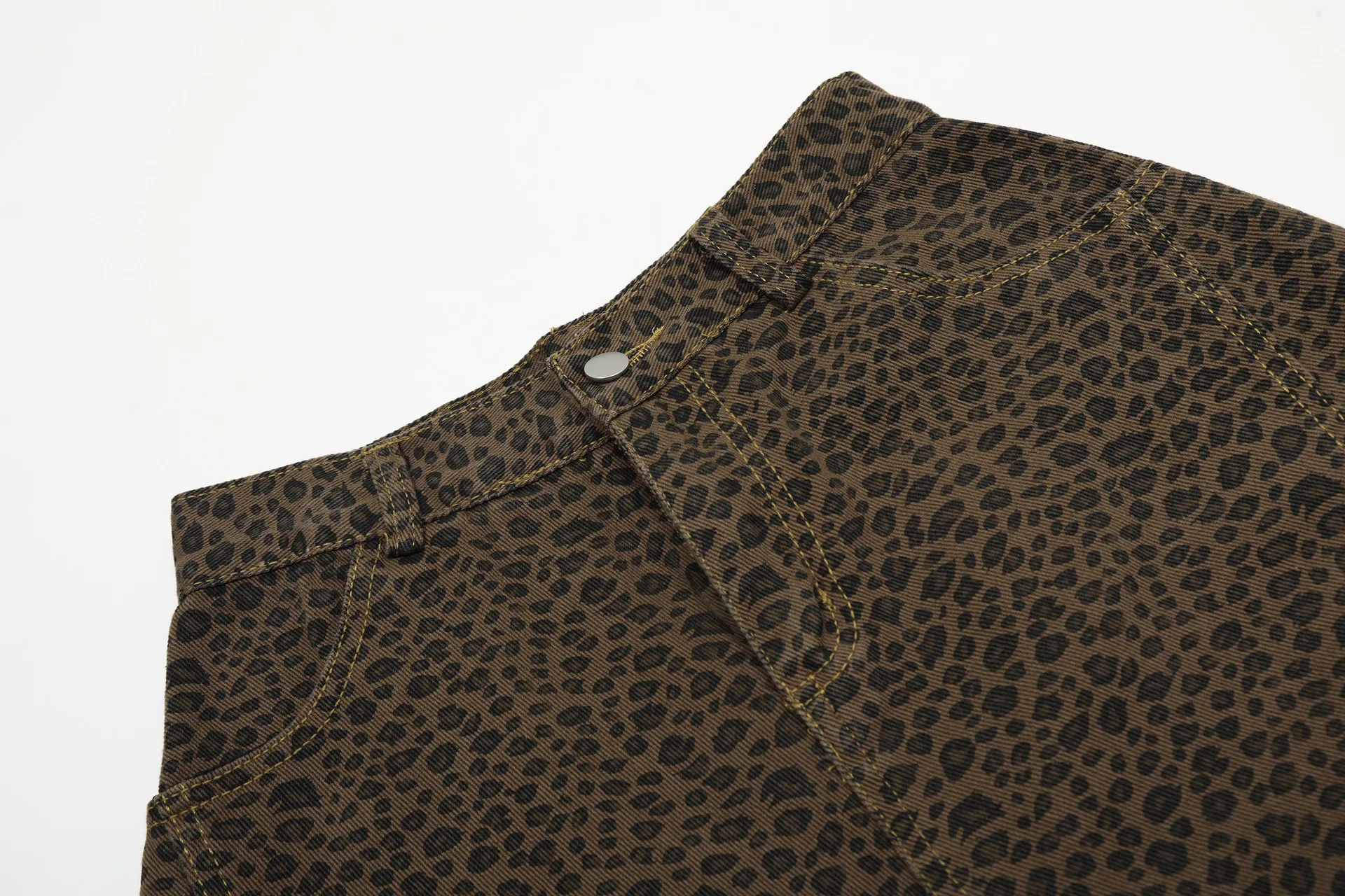 Jiayiku Fashion Brand  High Street Vibe Leopard Print Denim Shorts Men And Women RO Fashion Loose Machete Cropped Pants display picture 6