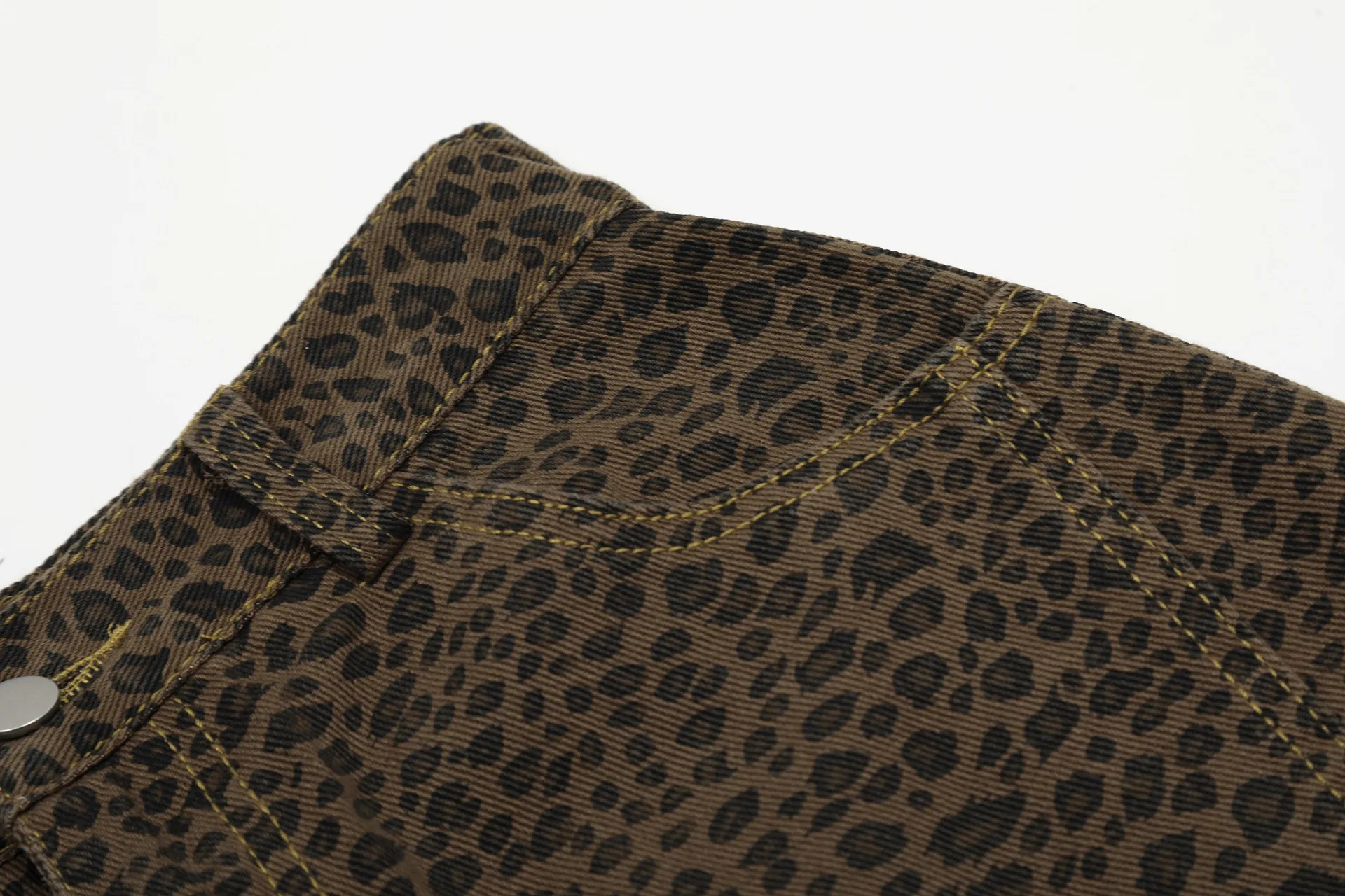 Jiayiku Fashion Brand  High Street Vibe Leopard Print Denim Shorts Men And Women RO Fashion Loose Machete Cropped Pants display picture 7