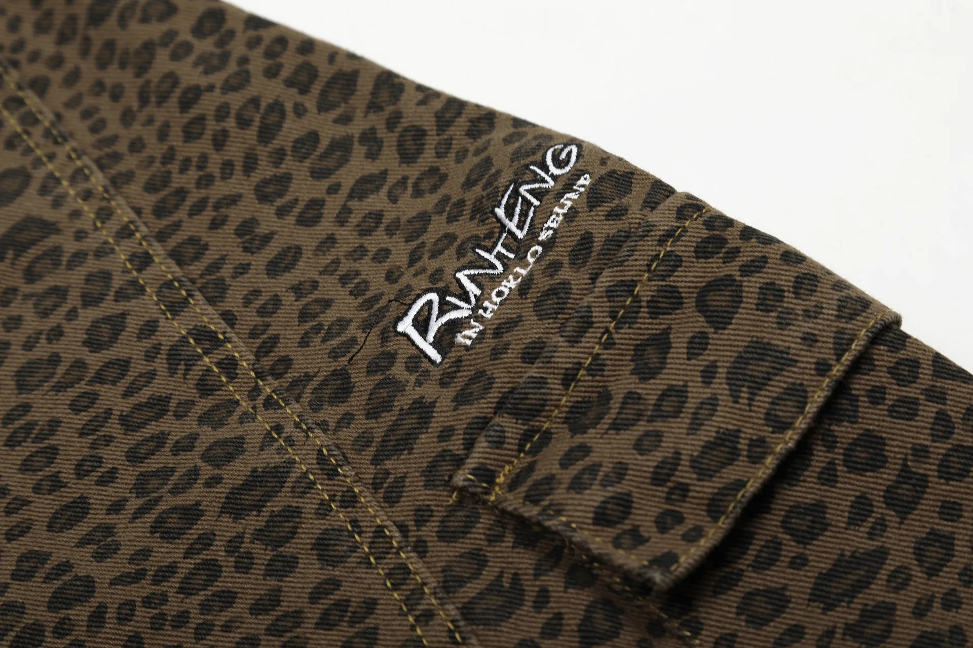 Jiayiku Fashion Brand  High Street Vibe Leopard Print Denim Shorts Men And Women RO Fashion Loose Machete Cropped Pants display picture 8
