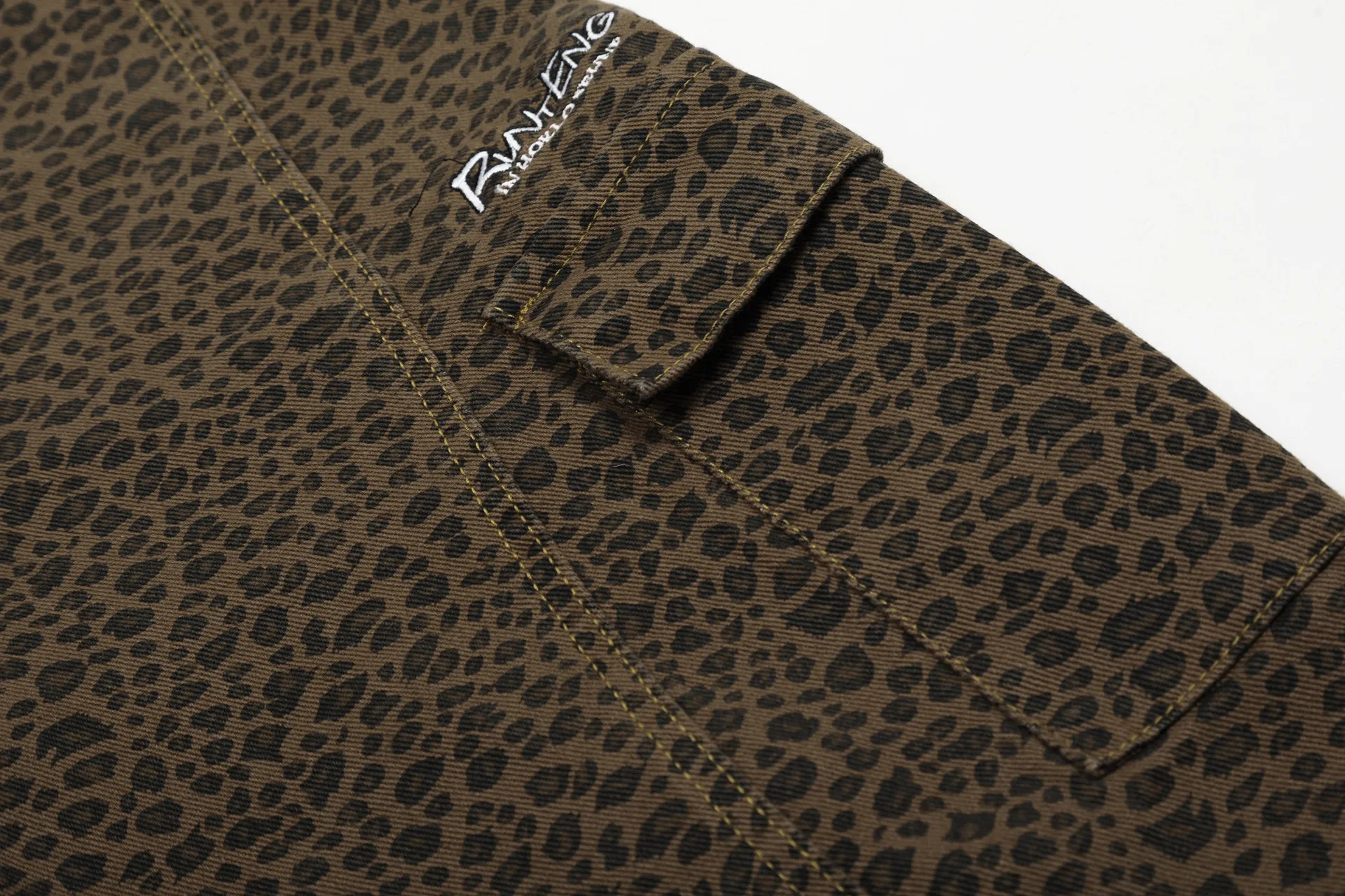 Jiayiku Fashion Brand  High Street Vibe Leopard Print Denim Shorts Men And Women RO Fashion Loose Machete Cropped Pants display picture 9