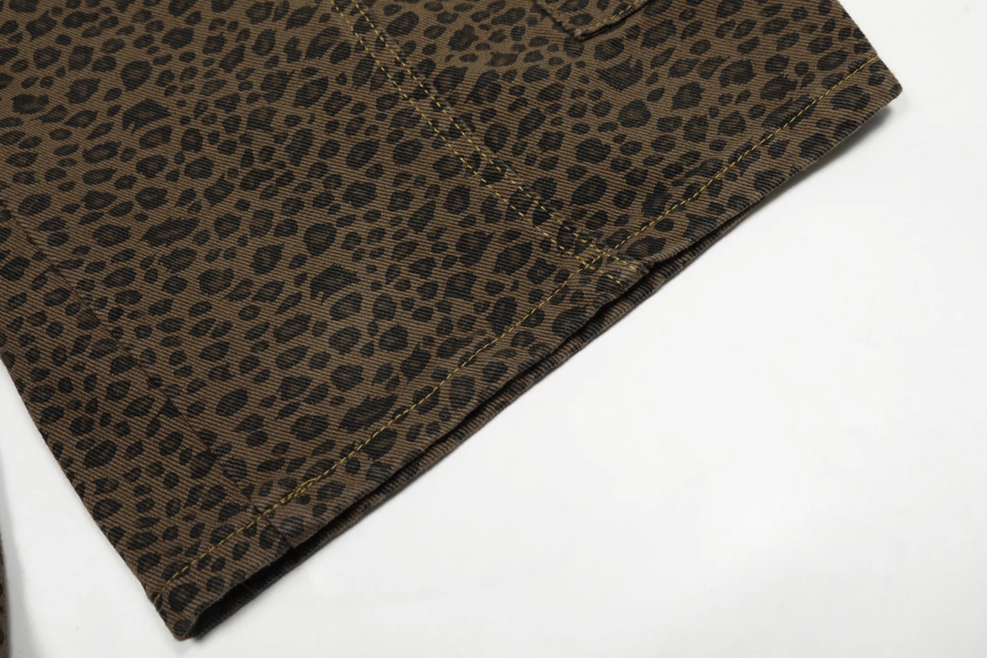 Jiayiku Fashion Brand  High Street Vibe Leopard Print Denim Shorts Men And Women RO Fashion Loose Machete Cropped Pants display picture 10