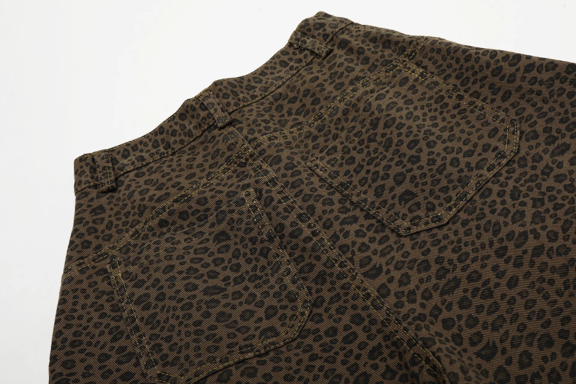 Jiayiku Fashion Brand  High Street Vibe Leopard Print Denim Shorts Men And Women RO Fashion Loose Machete Cropped Pants display picture 11