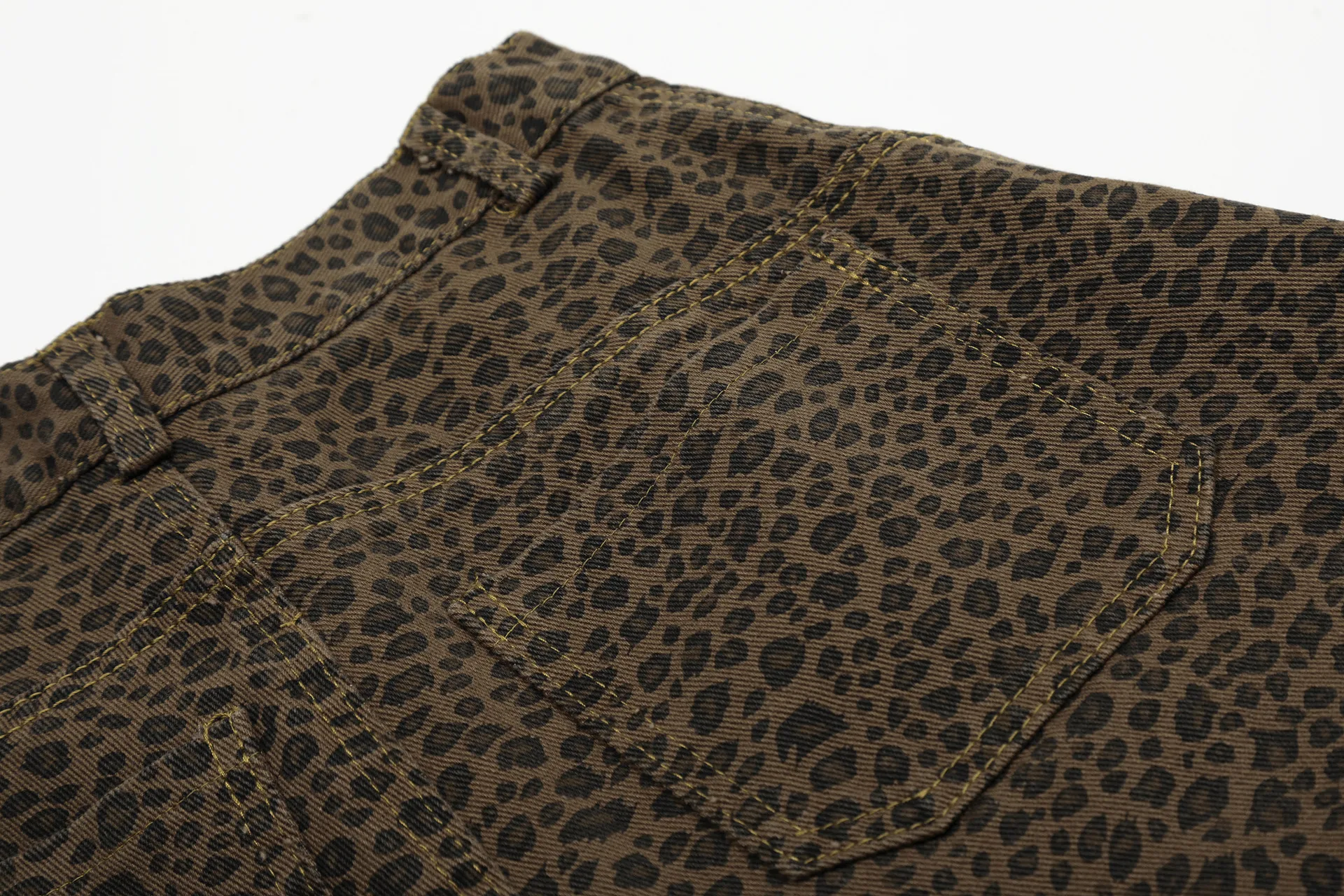 Jiayiku Fashion Brand  High Street Vibe Leopard Print Denim Shorts Men And Women RO Fashion Loose Machete Cropped Pants display picture 12