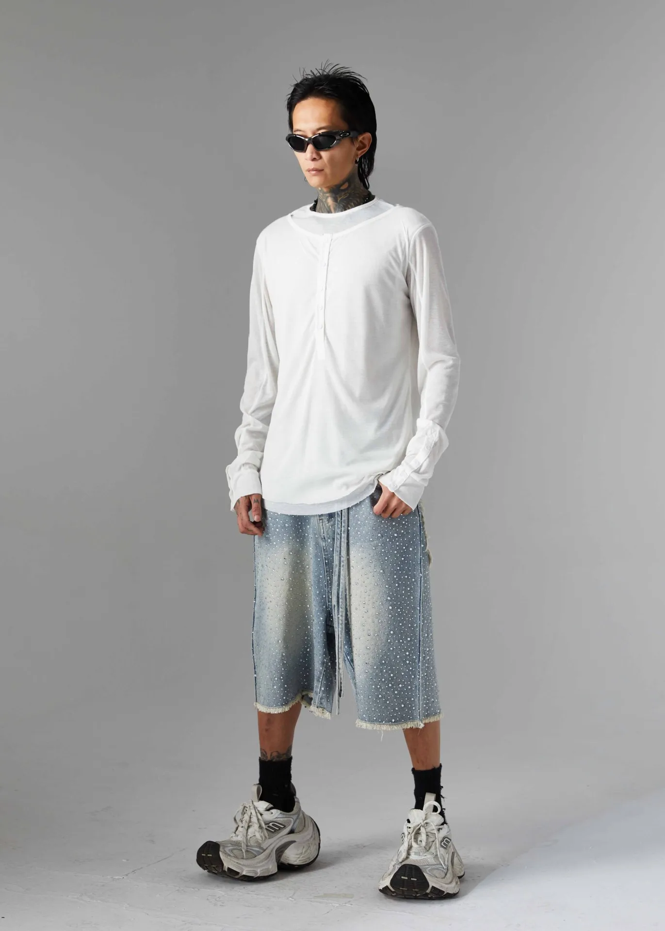 Jiayiku Men's  High Street American Style Vintage Washed Rough Edge Denim Shorts Personalized Hot Drilling Pants Wide Legs display picture 5