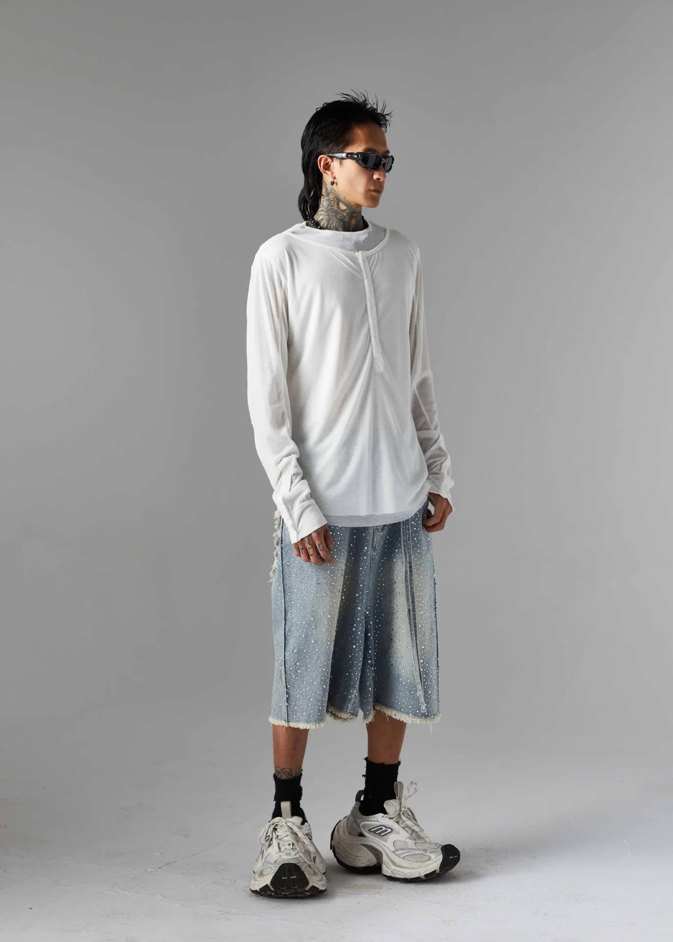 Jiayiku Men's  High Street American Style Vintage Washed Rough Edge Denim Shorts Personalized Hot Drilling Pants Wide Legs display picture 7