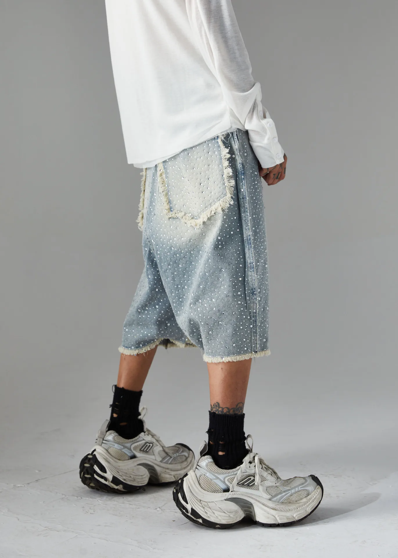 Jiayiku Men's  High Street American Style Vintage Washed Rough Edge Denim Shorts Personalized Hot Drilling Pants Wide Legs display picture 9