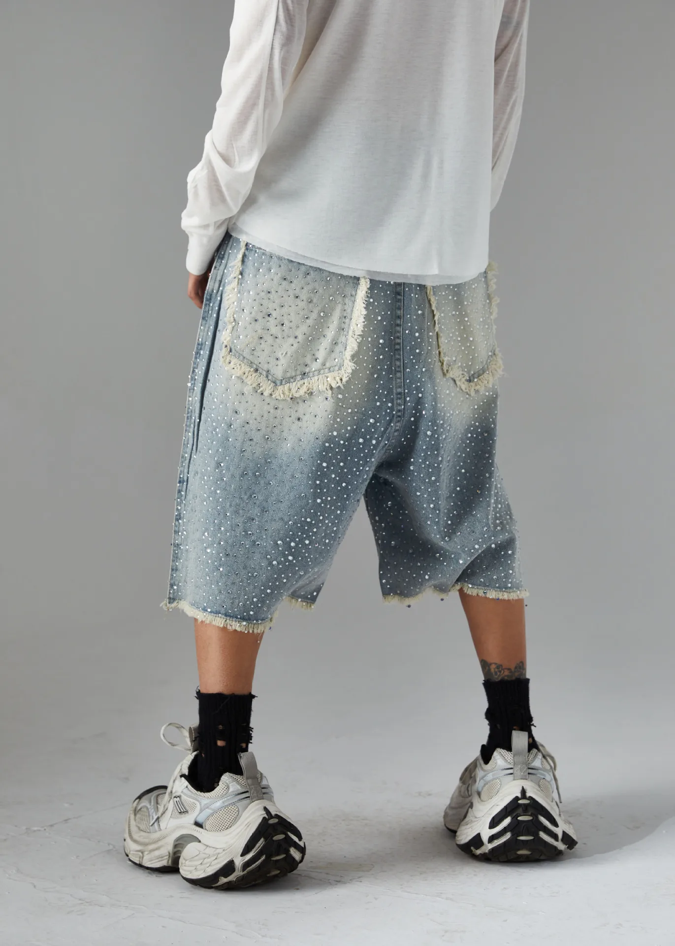 Jiayiku Men's  High Street American Style Vintage Washed Rough Edge Denim Shorts Personalized Hot Drilling Pants Wide Legs display picture 11