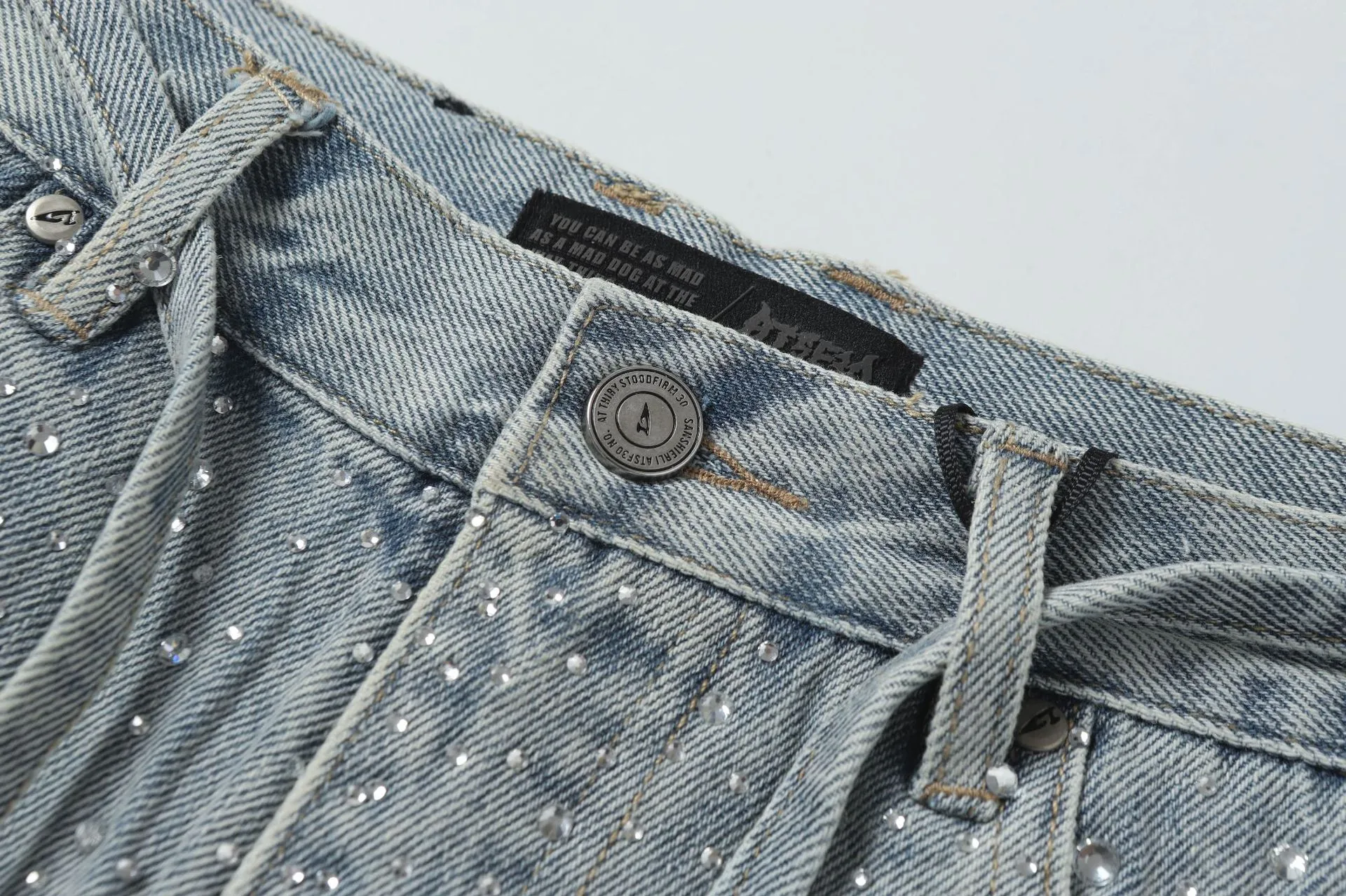 Jiayiku Men's  High Street American Style Vintage Washed Rough Edge Denim Shorts Personalized Hot Drilling Pants Wide Legs display picture 25