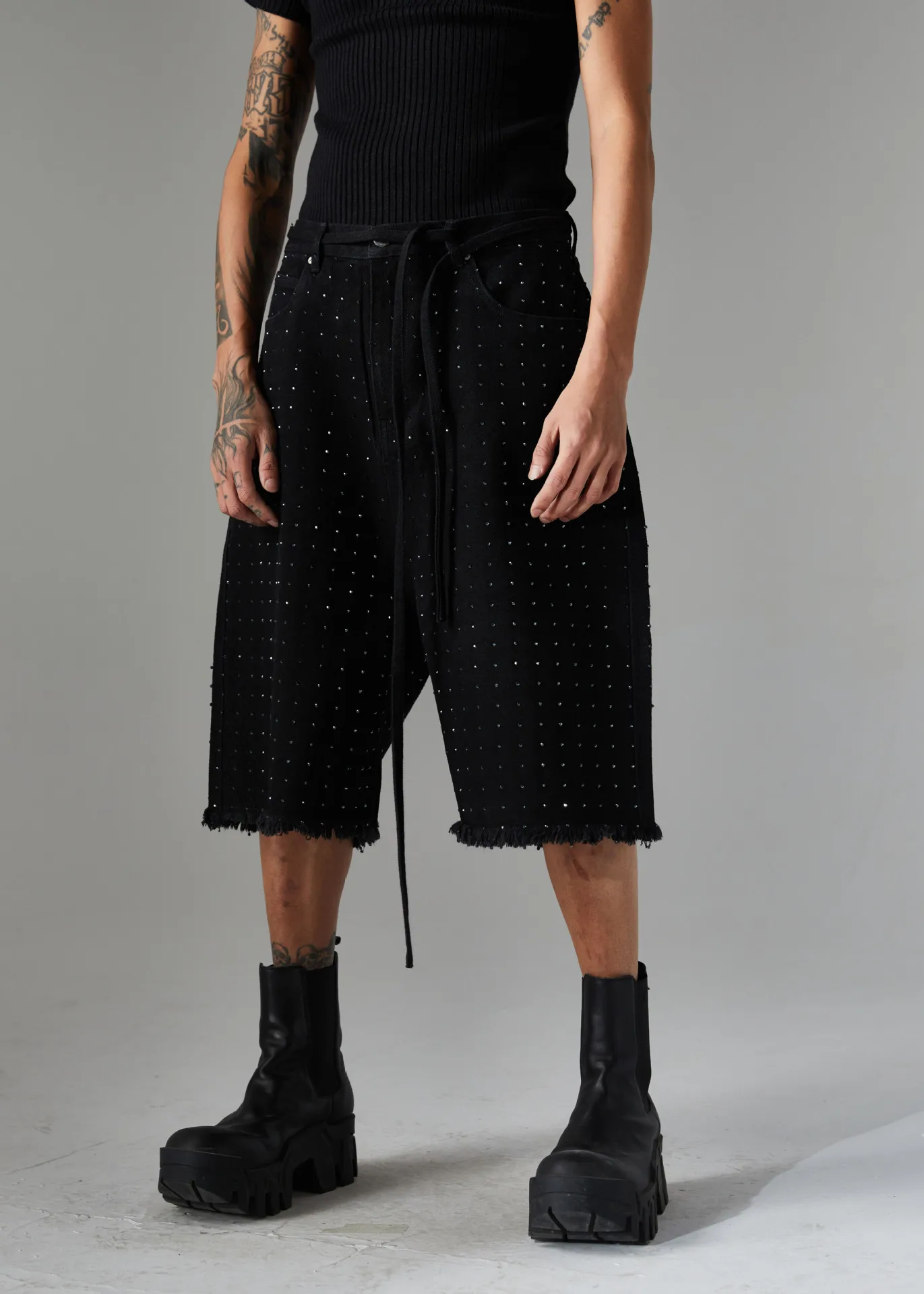 Jiayiku Men's  High Street American Style Vintage Washed Burr Edge Denim Shorts Heavy-duty Hot-drill Distinctive Pants display picture 4
