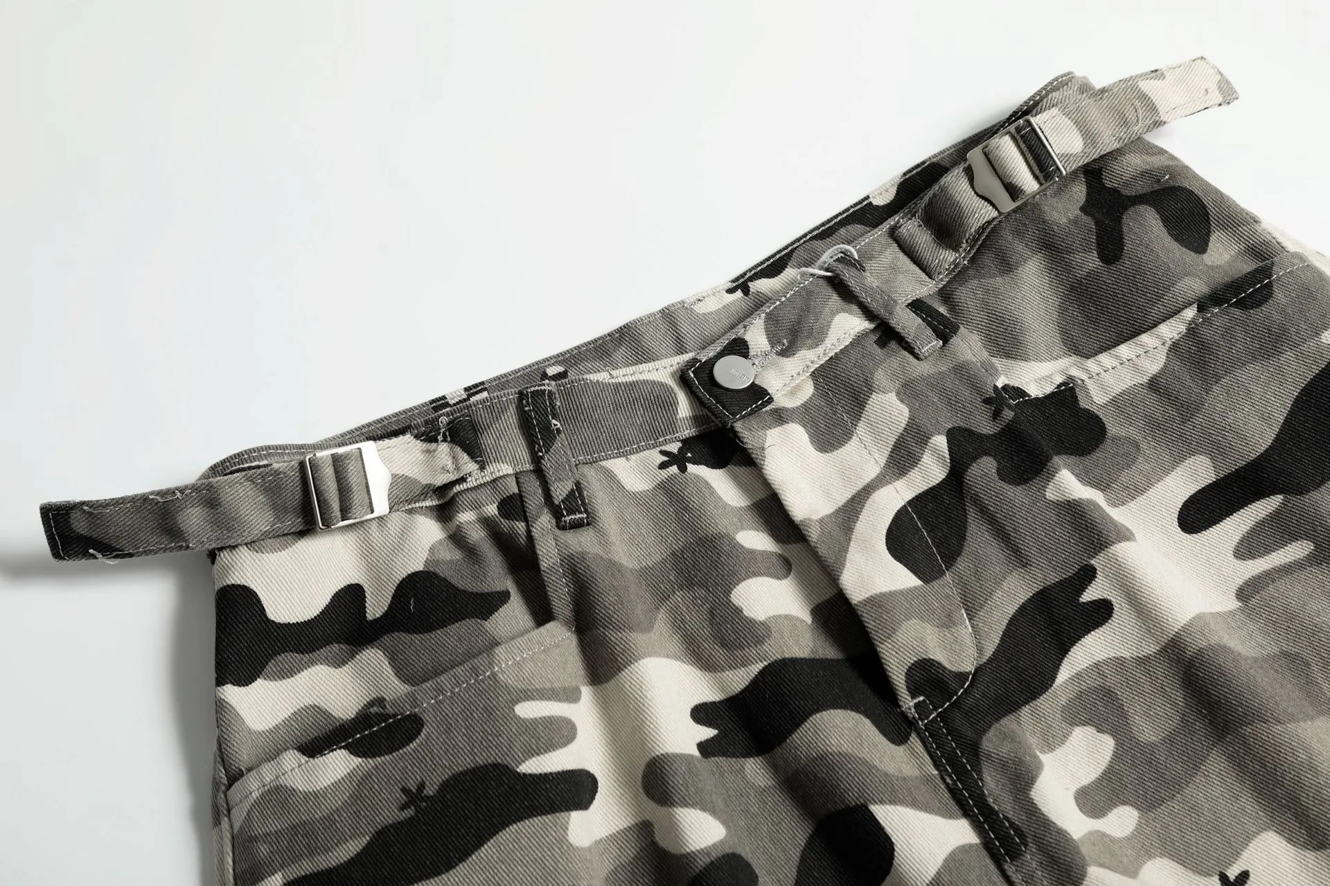 Jiayiku Men's Clothing  American Style Trendy Brand Camouflage Overalls Shorts Men's Loose High-end Wide-leg Pants display picture 6