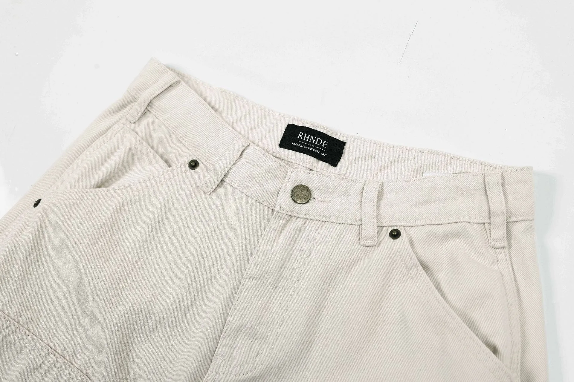 Jiayiku Men's  American Retro Rivet Cutting Wood Fold Denim Shorts Men's Washed Damaged Five-point Pants display picture 15