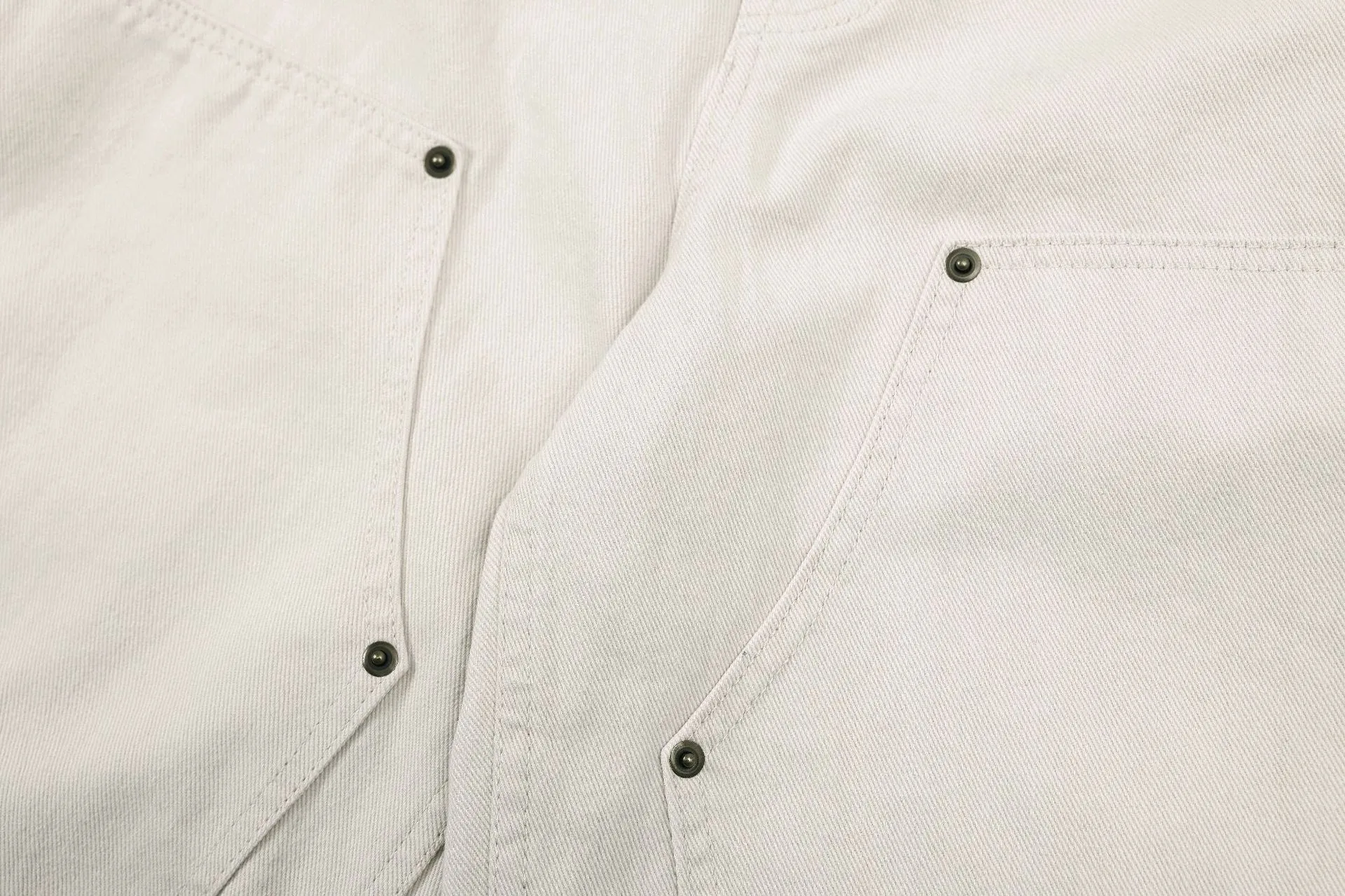 Jiayiku Men's  American Retro Rivet Cutting Wood Fold Denim Shorts Men's Washed Damaged Five-point Pants display picture 16