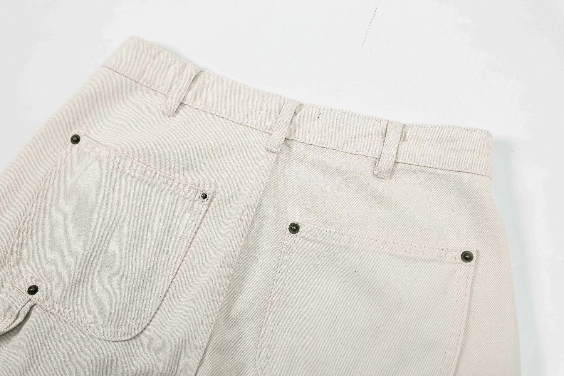 Jiayiku Men's  American Retro Rivet Cutting Wood Fold Denim Shorts Men's Washed Damaged Five-point Pants display picture 17