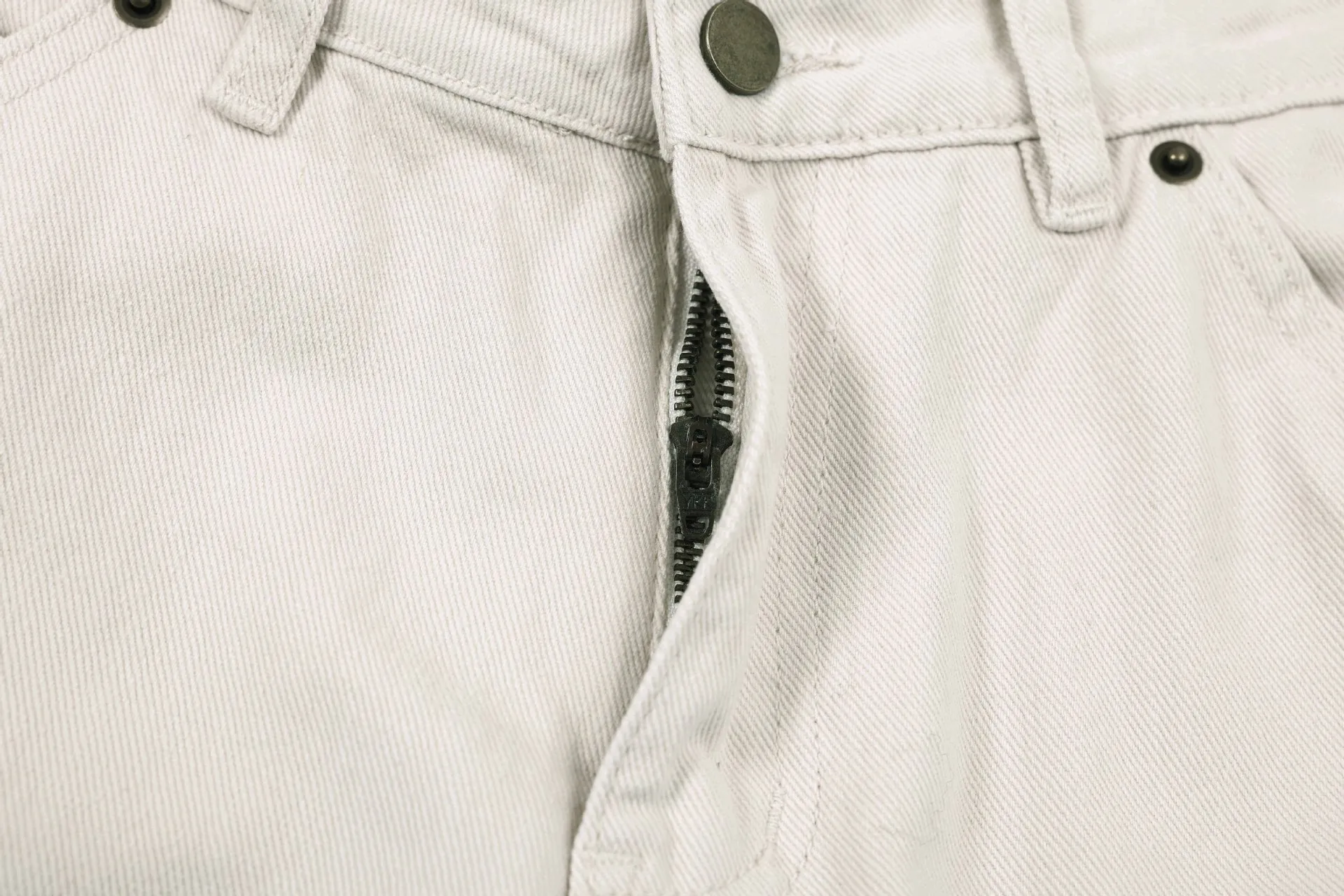 Jiayiku Men's  American Retro Rivet Cutting Wood Fold Denim Shorts Men's Washed Damaged Five-point Pants display picture 23