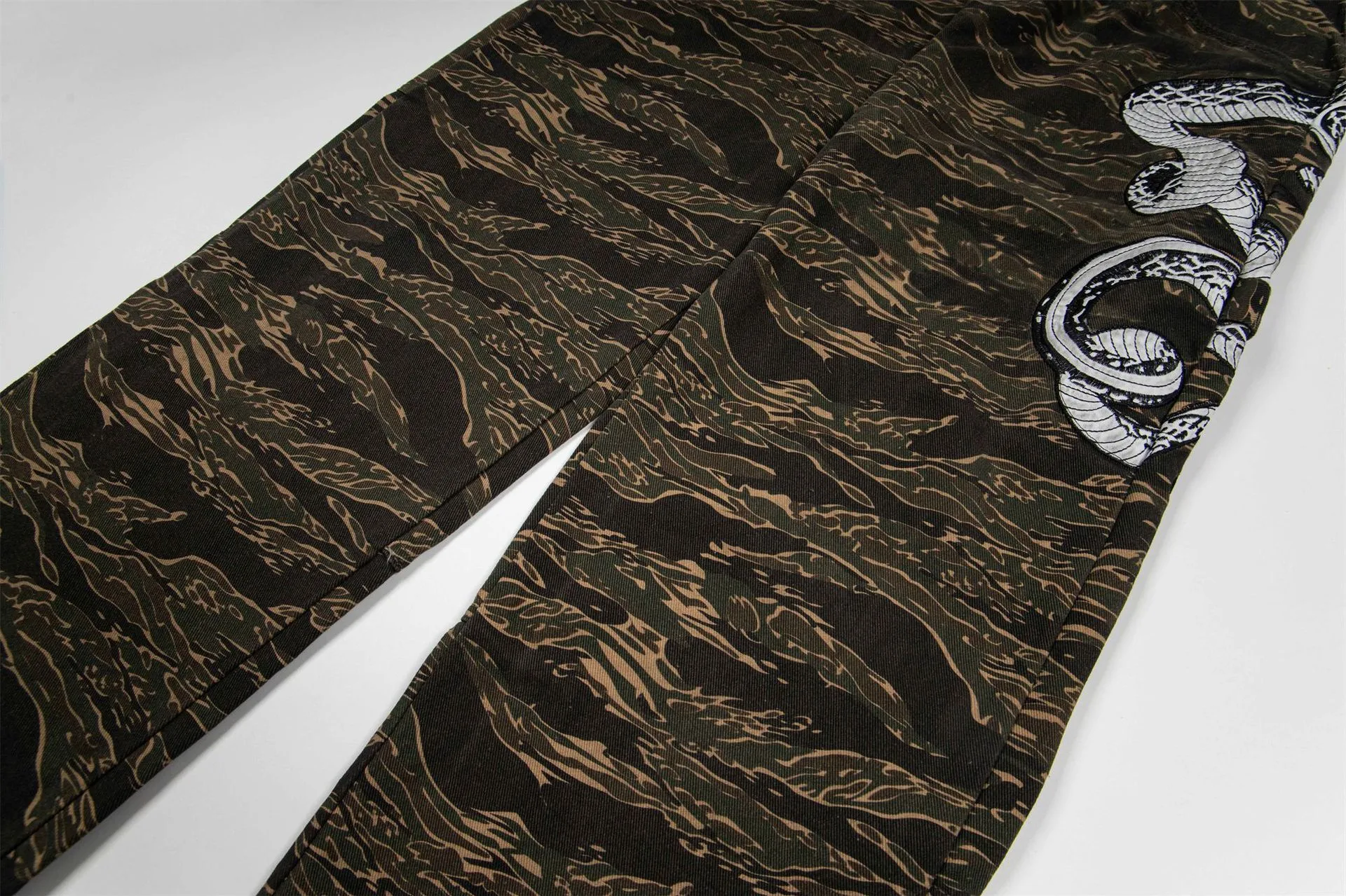 Jiayiku Trendy Brand  Python Embroidered High Street  Vibe Camouflage Casual Pants Men And Women Ins Trendy Straight Pants display picture 11