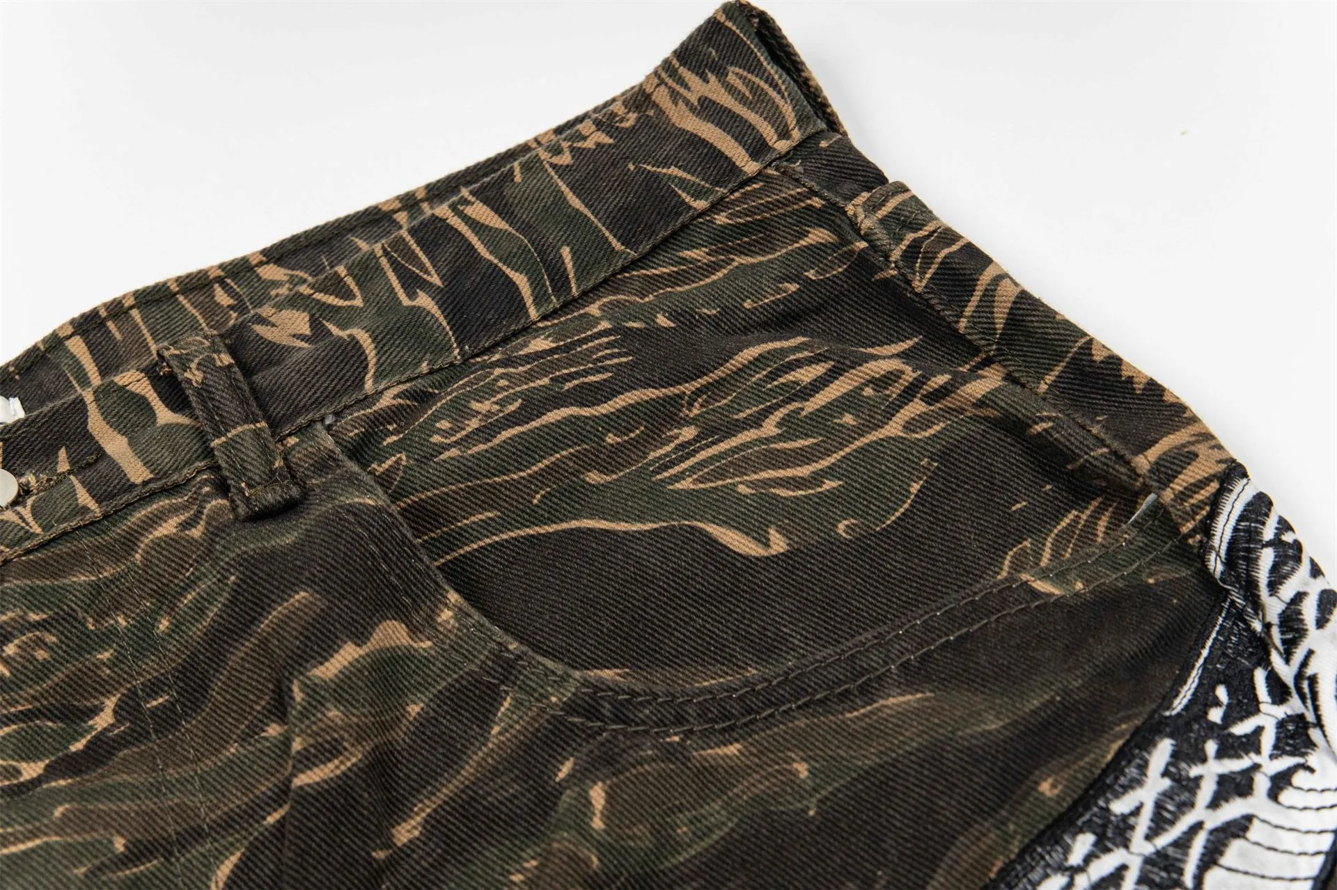 Jiayiku Trendy Brand  Python Embroidered High Street  Vibe Camouflage Casual Pants Men And Women Ins Trendy Straight Pants display picture 13