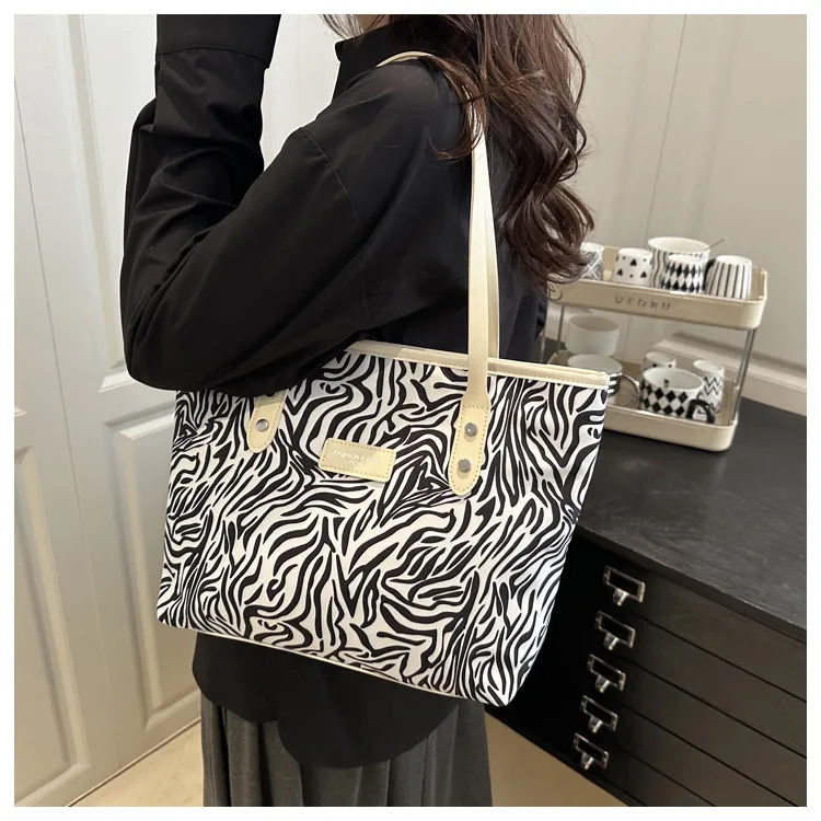 Casual Fashion Trendy Women's Bag  New New Style Hand-Carrying Large-Capacity Hand-Carrying Shoulder Armpit Bag Tote Bag For Women display picture 3