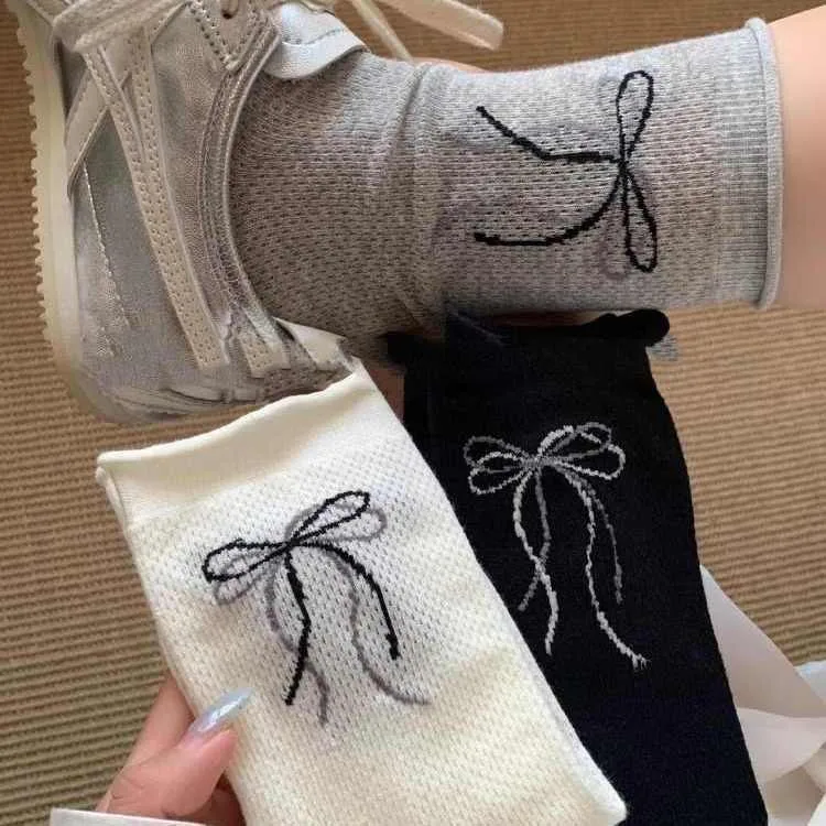 Wholesale  New New Ins Heel Bow Boneless Mid-Calf Socks Breathable Women's Socks Can Be Worn In All Seasons display picture 1