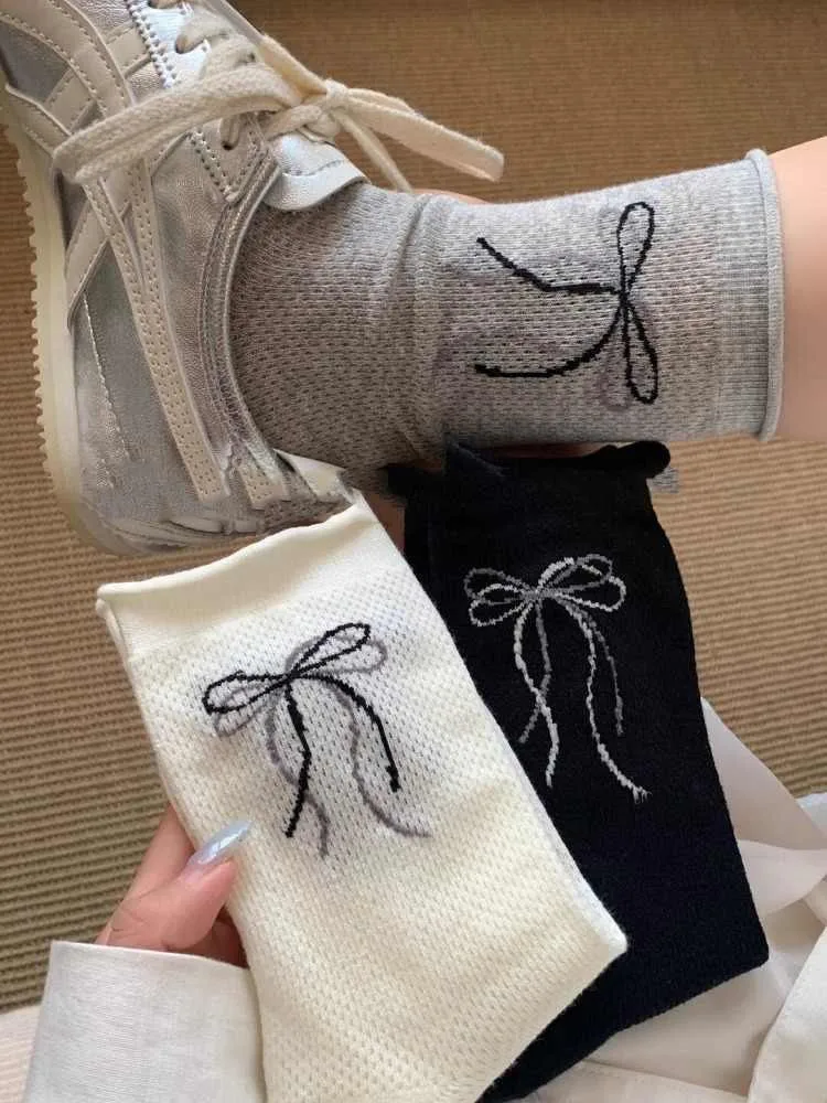 Wholesale  New New Ins Heel Bow Boneless Mid-Calf Socks Breathable Women's Socks Can Be Worn In All Seasons display picture 5