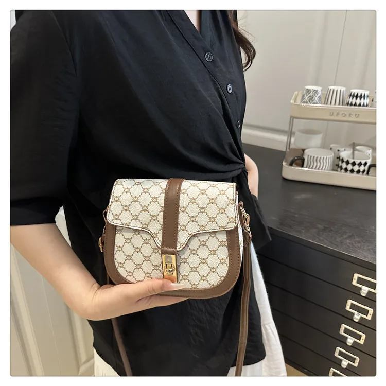 Retro Lock  Summer New One-Shoulder Cross-Body Saddle Bag Large Capacity Printed Fashion Simple Ins Casual display picture 5