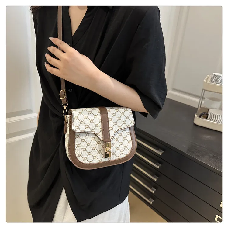 Retro Lock  Summer New One-Shoulder Cross-Body Saddle Bag Large Capacity Printed Fashion Simple Ins Casual display picture 9