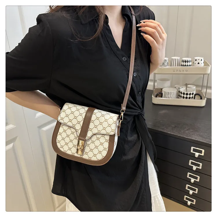 Retro Lock  Summer New One-Shoulder Cross-Body Saddle Bag Large Capacity Printed Fashion Simple Ins Casual display picture 10