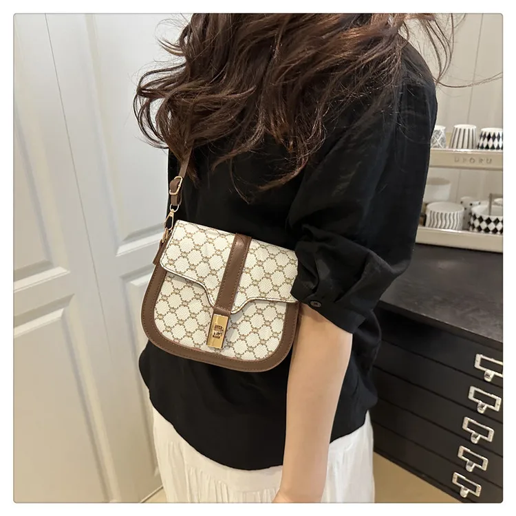 Retro Lock  Summer New One-Shoulder Cross-Body Saddle Bag Large Capacity Printed Fashion Simple Ins Casual display picture 12