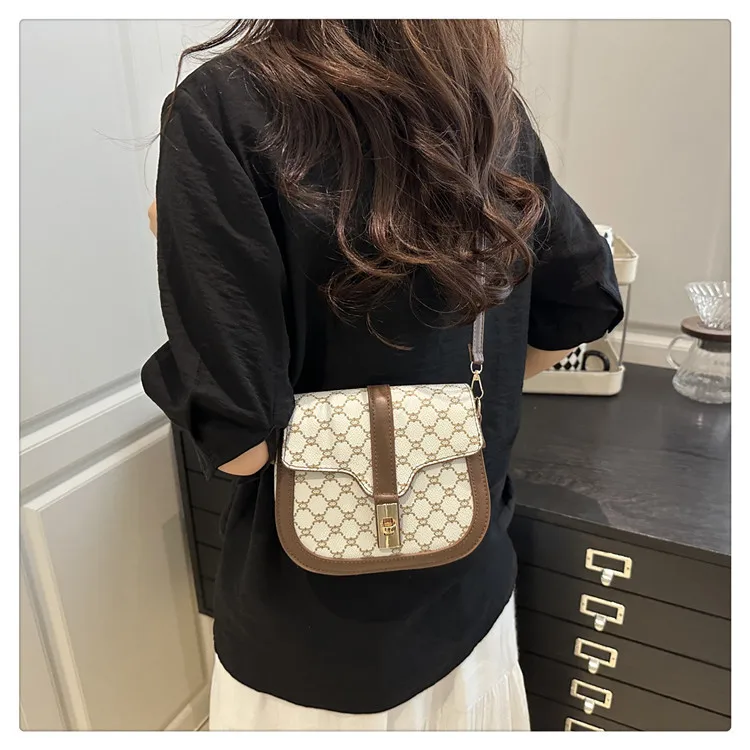 Retro Lock  Summer New One-Shoulder Cross-Body Saddle Bag Large Capacity Printed Fashion Simple Ins Casual display picture 13