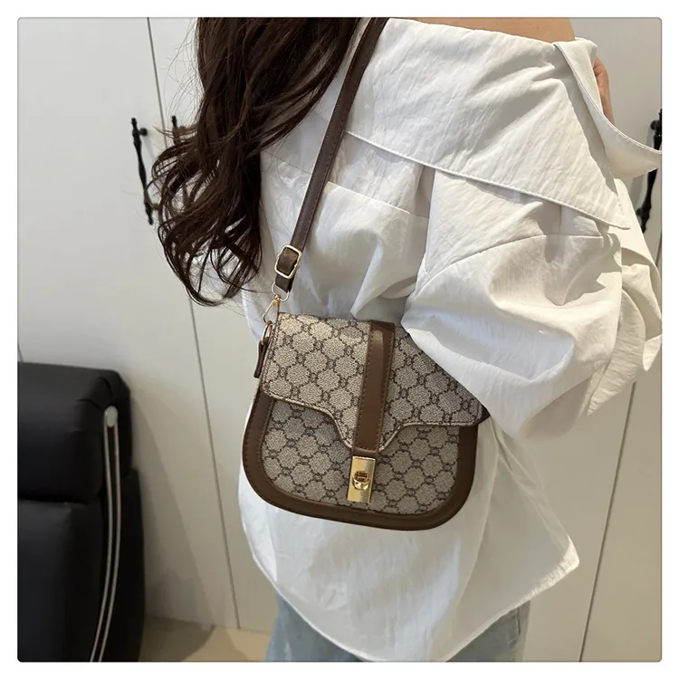Retro Lock  Summer New One-Shoulder Cross-Body Saddle Bag Large Capacity Printed Fashion Simple Ins Casual display picture 19