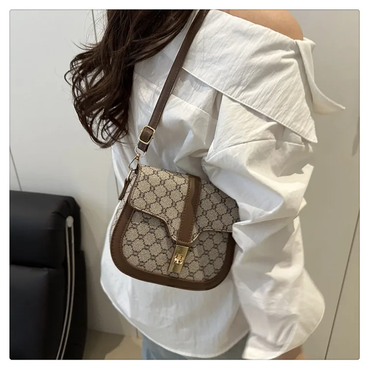 Retro Lock  Summer New One-Shoulder Cross-Body Saddle Bag Large Capacity Printed Fashion Simple Ins Casual display picture 20