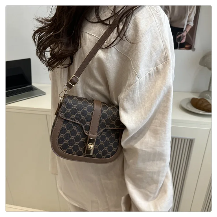 Retro Lock  Summer New One-Shoulder Cross-Body Saddle Bag Large Capacity Printed Fashion Simple Ins Casual display picture 36