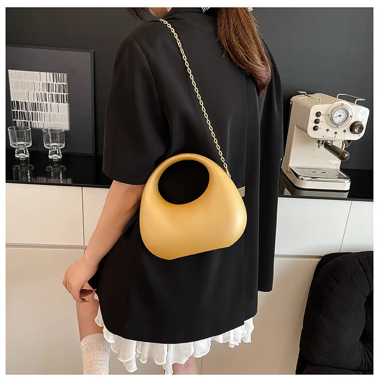 Acrylic Bag  New Fashion  Clutch Bag Personalized Crescent Celebrity Chain Crossbody Dinner Bag display picture 9