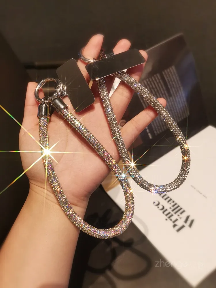 Short Ins Luxury Metal Clip Diamond Sparkling Mobile Phone Lanyard Women's Geometric Pattern Soft Rubber Jewelry Accessories display picture 5