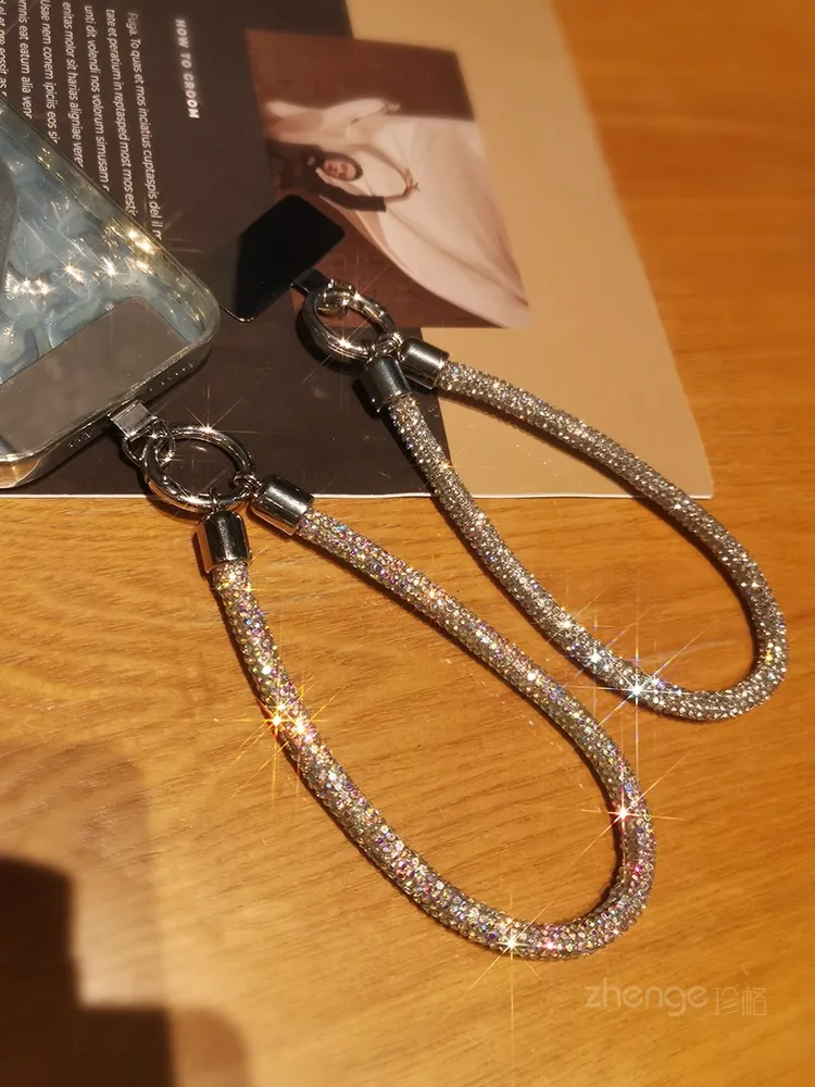 Short Ins Luxury Metal Clip Diamond Sparkling Mobile Phone Lanyard Women's Geometric Pattern Soft Rubber Jewelry Accessories display picture 7