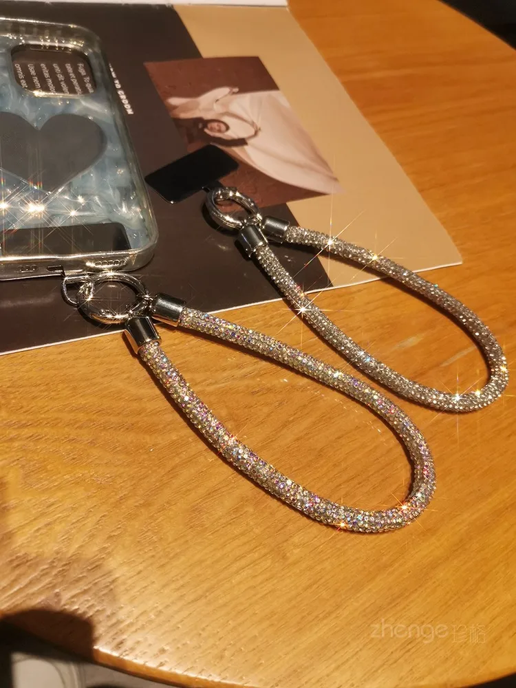 Short Ins Luxury Metal Clip Diamond Sparkling Mobile Phone Lanyard Women's Geometric Pattern Soft Rubber Jewelry Accessories display picture 9