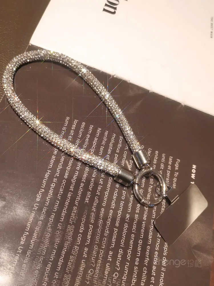 Short Ins Luxury Metal Clip Diamond Sparkling Mobile Phone Lanyard Women's Geometric Pattern Soft Rubber Jewelry Accessories display picture 14