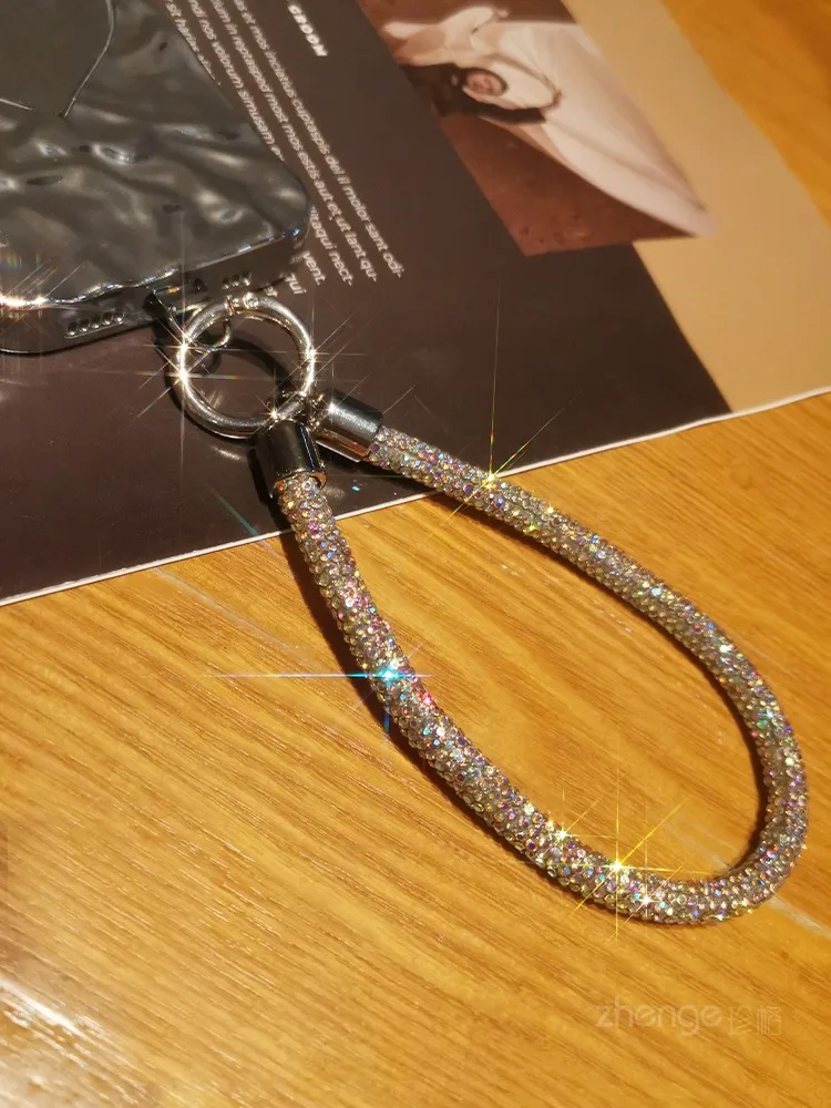 Short Ins Luxury Metal Clip Diamond Sparkling Mobile Phone Lanyard Women's Geometric Pattern Soft Rubber Jewelry Accessories display picture 18
