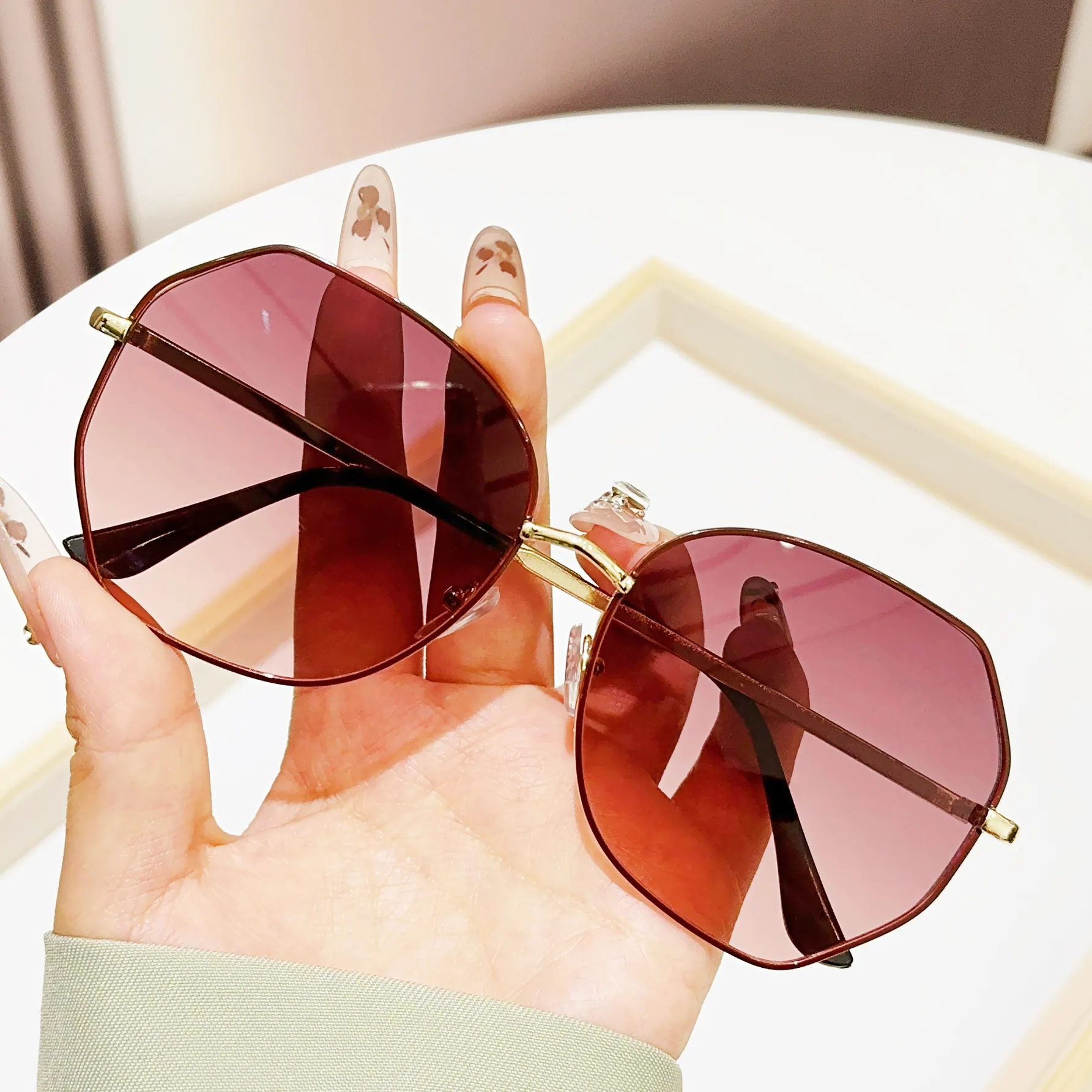 Fashionable Metal Rectangle Sunglasses Unisex Casual Versatile Polygons Frame Classic Style For Street Wear Outdoor Activities display picture 3