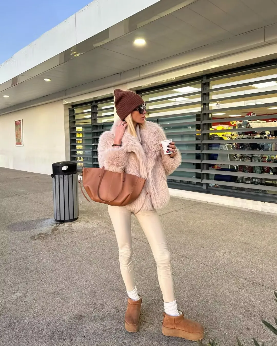 Casual Stylish Artificial Fur Coat With Large Collar  Women's Fashion Outerwear Short Length Pure Color display picture 3