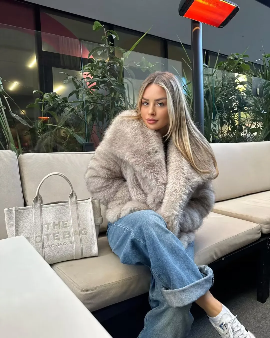 Casual Stylish Artificial Fur Coat With Large Collar  Women's Fashion Outerwear Short Length Pure Color display picture 4