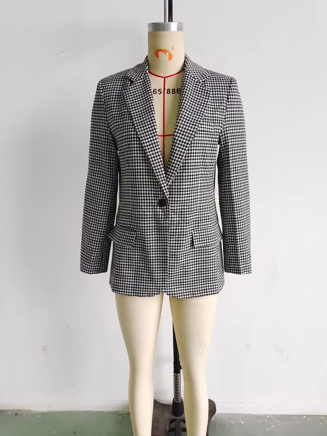 Elegant European Women's Single Button Loose Fit Tailored Jacket Pure Color V Neck Long Sleeve Commute Style Fashionable display picture 19